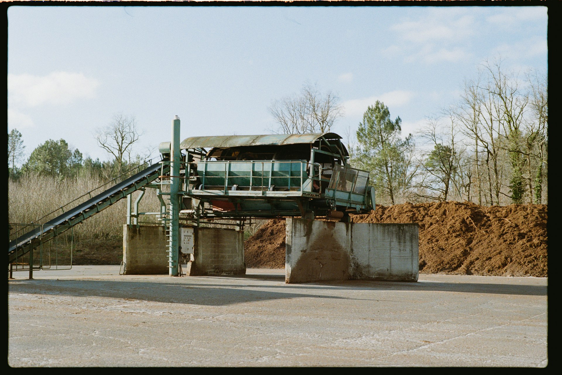 Processing machinery with conveyor belts and stockpiles
