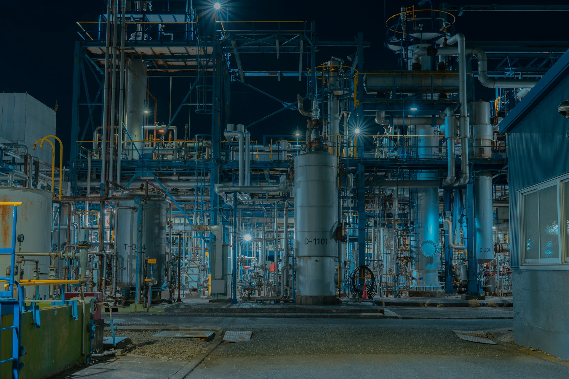 Industrial process plant with extensive pipework
